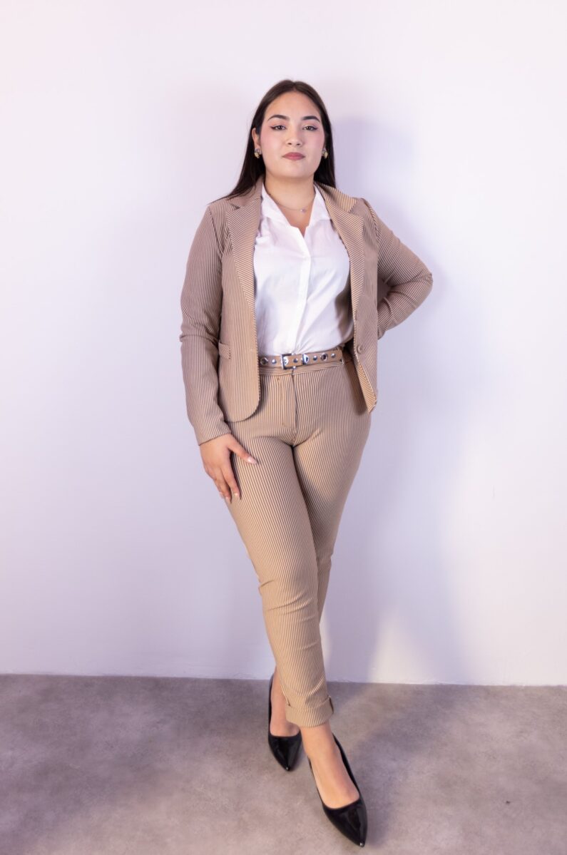 DONNA CURVY-CURVY-ABBIGLIAMENTO COMODO-DONNA FORMOSA-ABBIGLIAMENTO CURVY-PLUS SIZE
